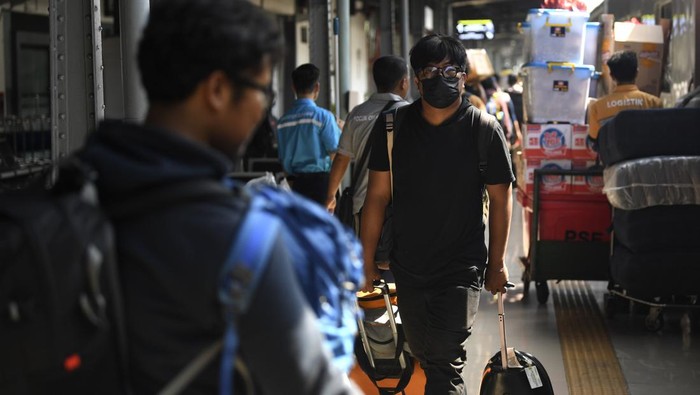 Petugas memeriksa tiket penumpang Kereta Api Gaya Baru Malam Selatan tujuan akhir Surabaya di Stasiun Pasar Senen, Jakarta, Rabu (28/6/2023). Pada cuti bersama Idul Adha, PT KAI Daop 1 Jakarta mencatat sekitar 175.000 tiket keberangkatan Stasiun Pasar Senen dan Stasiun Gambir telah terjual pada periode libur akhir pekan panjang, yakni 27 Juni sampai 2 Juli 2023. ANTARA FOTO/M Risyal Hidayat/aww.