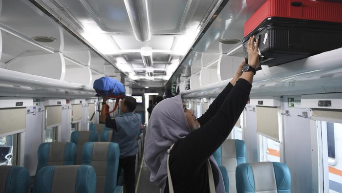 Petugas memeriksa tiket penumpang Kereta Api Gaya Baru Malam Selatan tujuan akhir Surabaya di Stasiun Pasar Senen, Jakarta, Rabu (28/6/2023). Pada cuti bersama Idul Adha, PT KAI Daop 1 Jakarta mencatat sekitar 175.000 tiket keberangkatan Stasiun Pasar Senen dan Stasiun Gambir telah terjual pada periode libur akhir pekan panjang, yakni 27 Juni sampai 2 Juli 2023. ANTARA FOTO/M Risyal Hidayat/aww.