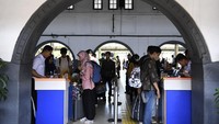 Petugas memeriksa tiket penumpang Kereta Api Gaya Baru Malam Selatan tujuan akhir Surabaya di Stasiun Pasar Senen, Jakarta, Rabu (28/6/2023). 