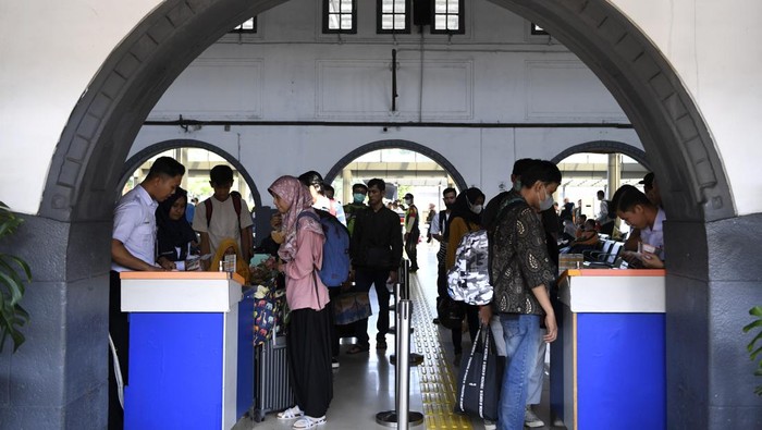 Petugas memeriksa tiket penumpang Kereta Api Gaya Baru Malam Selatan tujuan akhir Surabaya di Stasiun Pasar Senen, Jakarta, Rabu (28/6/2023). Pada cuti bersama Idul Adha, PT KAI Daop 1 Jakarta mencatat sekitar 175.000 tiket keberangkatan Stasiun Pasar Senen dan Stasiun Gambir telah terjual pada periode libur akhir pekan panjang, yakni 27 Juni sampai 2 Juli 2023. ANTARA FOTO/M Risyal Hidayat/aww.