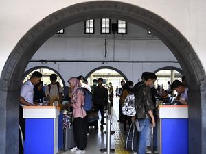 Suasana Arus Mudik Idul Adha di Stasiun Pasar Senen