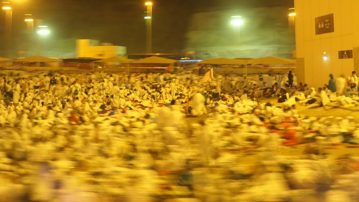 Suasana Jemaah Haji Bermalam di Muzdalifah Jamaah haji bermalam (mabit) di Muzdalifah, Mekah, Arab Saudi, Rabu (28/6/2023). ANTARA FOTO/Wahyu Putro A/aww.