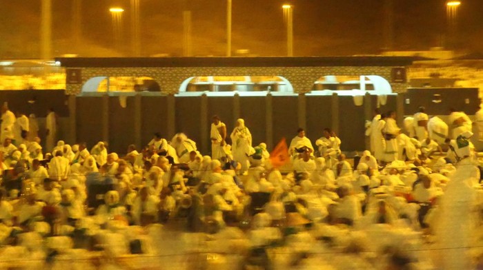 Jamaah haji bermalam (mabit) di Muzdalifah, Mekah, Arab Saudi, Rabu (28/6/2023). ANTARA FOTO/Wahyu  Putro A/aww.