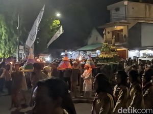 Tumplek Blek! Warga Sambut Kirab Tumpeng 9 di Demak Malam Ini