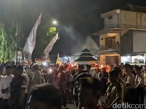 Meriahnya Warga Demak Sambut Kirab Tumpeng 9 di Malam Idul Adha