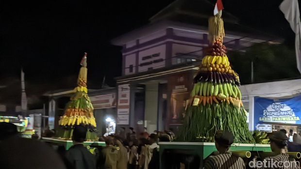 Suasana Kirab Tumpeng 9 di Demak, Rabu (28/6/2023).