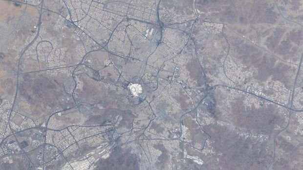 Suasana Makkah dari MBR Space Center dan Stasiun Luar Angkasa Internasional. (Tangakapan layar twitter @@Astro_Alneyadi)