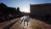 Dua tempat suci umat Islam kini berdiri di sana, Kubah Batu emas dan Masjid Al-Aqsa, tempat tersuci ketiga dalam Islam.  