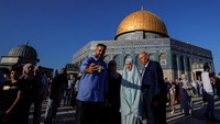 Warga berfoto dengan latar dome of rock saat merayakan Idul Adha di kompleks Al-Aqsa.   