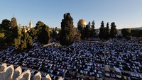 Warga salat Idul Adha dan berdoa di kompleks Al-Aqsa. Jantung kota ini adalah bukit yang dikenal oleh orang Yahudi di seluruh dunia sebagai Temple Mount - situs tersuci dalam Yudaisme - dan bagi umat Islam sebagai The Noble Sanctuary.