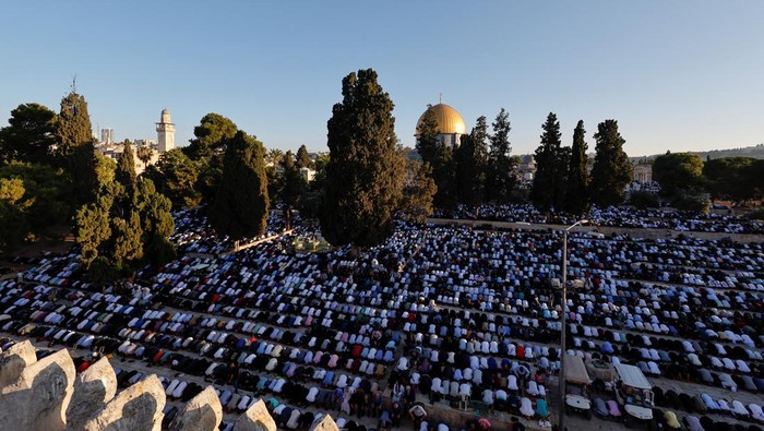 Palestinians celebrate the first day of the Muslim holiday of Eid al-Adha in the Al-Aqsa compound, also known to Jews as the Temple Mount, in Jerusalem's Old City June 28, 2023. REUTERS/Ammar Awad