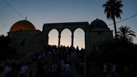 Warga Palestina merayakan hari raya Idul Adha di kompleks Al-Aqsa, yang juga dikenal orang Yahudi sebagai Temple Mount, di Kota Tua Yerusalem, Rabu (28/6/2023). Yerusalem merupakan kota suci yang terletak di jantung konflik di Timur Tengah dan disakralkan oleh tiga agama monoteistik besar.