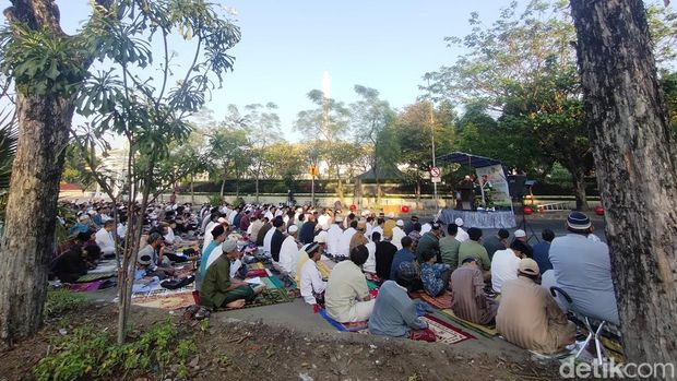 Suasana salat Idul Adha 1444 Hijriyah di Jalan Pahlawan Surabaya