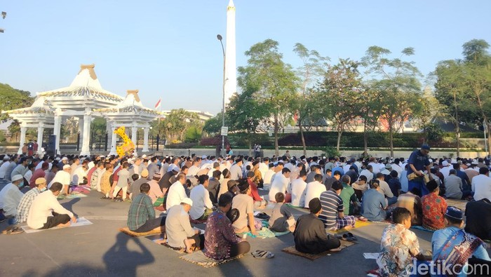 Suasana salat Idul Adha 1444 Hijriyah di Jalan Pahlawan Surabaya
