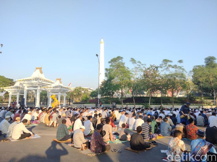 Suasana salat Idul Adha 1444 Hijriyah di Jalan Pahlawan Surabaya