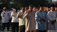 Kegiatan Salat Idul Adha ini dilakukan oleh pengurus Masjid Baitul Hikmah.