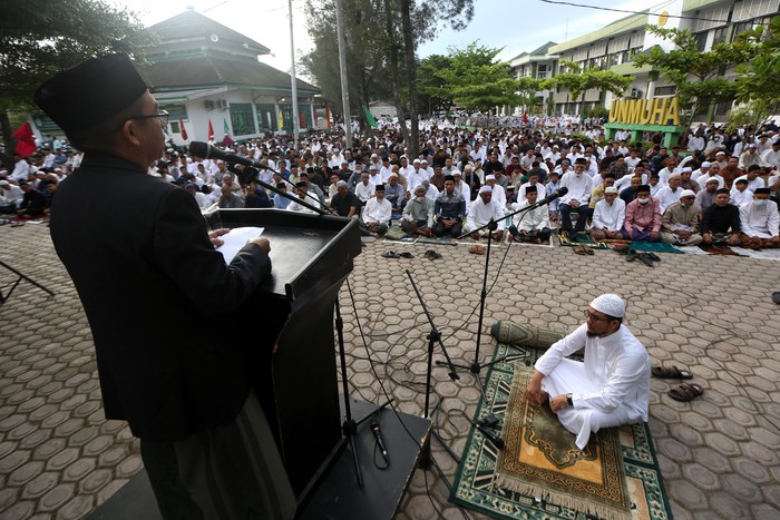Umat Islam mendengarkan khutbah usai melaksanakan Shalat Idul Adha 1444 H di halaman parkir Universitas Muhammadiyah (Umuha) Aceh, Banda Aceh, Rabu (28/6/2023). Pimpinan Pusat (PP) Muhammadiyah menetapkan Hari Raya Idul Adha atau 10 Zulhijah 1444 Hijriah jatuh pada Rabu (28/6/2023). ANTARA FOTO/Irwansyah Putra/aww.