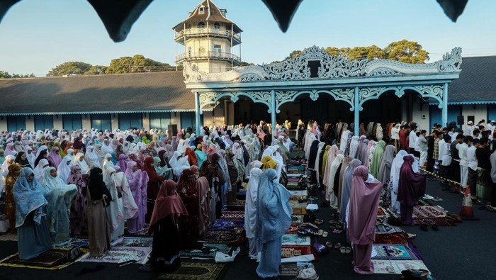 Umat Islam melaksanakan shalat Idul Adha 1444 H di halaman Keraton Kasunanan Surakarta Hadiningrat Solo, Jawa Tengah, Rabu (28/6/2023). Panitia setempat menggelar dua kali pelaksanaan Shalat Idul Adha 1444 H di halaman Keraton Solo tersebut yaitu pada Rabu (28/6/2023) dan Kamis (29/6/2023). ANTARA FOTO/Maulana Surya/aww.