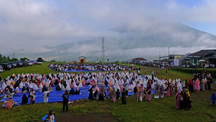 Warga mendengarkan khotbah Idul Adha 1444 Hijriah di lapangan kawasan lereng Gunung Sumbing, Desa Garung, Butuh, Kalikajar, Wonosobo, Jawa Tengah, Rabu (28/6/2023). Sebagian umat Islam di kawasan lereng gunung Sumbing melaksanakan shalat Idul Adha pada Rabu (28/6/2023) dan sebagian yang lain akan menggelar shalat Idul Adha 1444 H sesuai keputusan pemerintah pada Kamis (29/6/2023).  ANTARA FOTO/Anis Efizudin/aww.