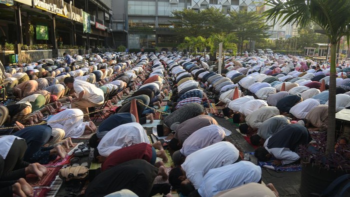 Umat Islam melaksanakan Shalat Idul Adha 1444 H di halaman Cyberpark mal, Bekasi, Jawa Barat, Rabu (28/6/2023). Pimpinan Pusat Muhammadiyah secara resmi telah menetapkan Hari Raya Idul Adha 1444 H jatuh pada hari Rabu, 28 Juni 2023 atau sehari lebih awal dari ketetapan pemerintah yang jatuh pada Kamis, 29 Juni 2023. FOTO ANTARA/Paramayuda/aww.