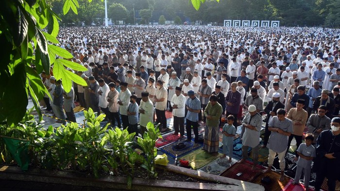 Suasana Salat Idul Adha Muhammadiyah di Tanah Air Umat Islam melaksanakan shalat Idul Adha di Taman Sempur, Kota Bogor, Jawa Barat, Rabu (28/6/2023). Warga Muhammadiyah di wilayah Bogor memusatkan pelaksanaan shalat Idul Adha 1444 Hijriyah di taman kota tersebut. ANTARA FOTO/Arif Firmansyah/aww.