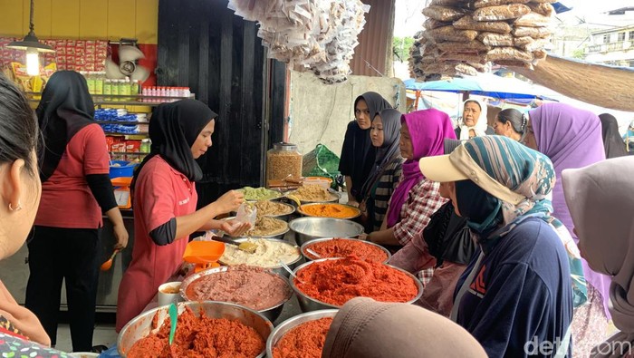 Suasana warga saat membeli bumbu di Medan. (Foto: Kartika Sari)