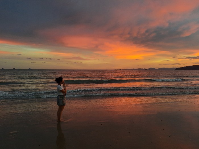 Sunset indah dari pantai Ao Nang, Krabi, Thailand