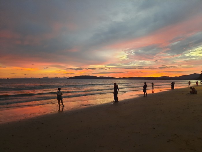 Sunset indah dari pantai Ao Nang, Krabi, Thailand