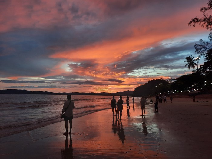 Sunset Pantai Ao Nang Sunset indah dari pantai Ao Nang, Krabi, Thailand