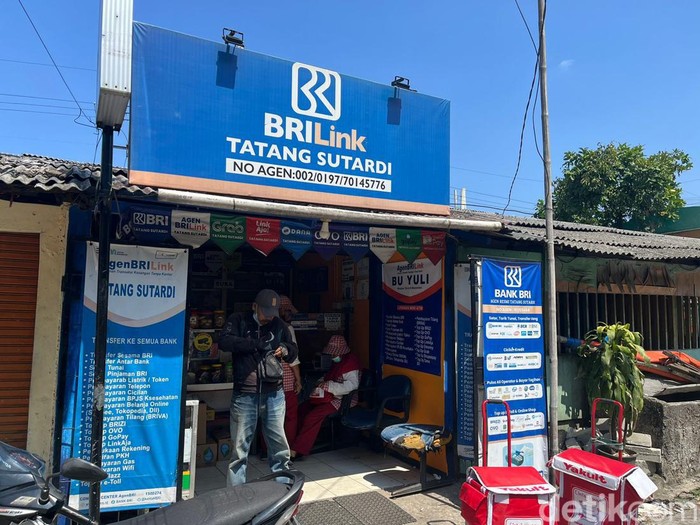 Tatang Sutardi, agen BRILink di Depok Timur