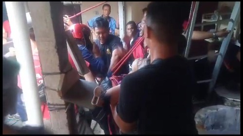 Tim Damkar Badung Evakuasi lansia jatuh ke sumur di Sempidi, Badung, Rabu (28/6/2023) sore. (Dok Damkar Badung)