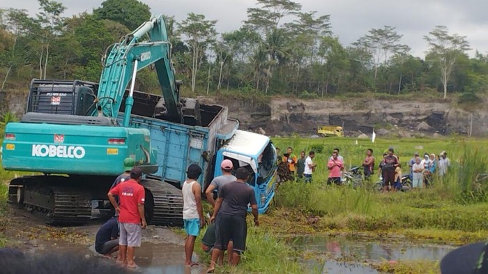 Tim gabungan mengevakuasi korban kecelakaan truk di Manisrenggo, Klaten, Rabu (28/6/2023)