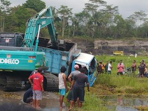 Truk Terguling di Kubangan Klaten, Kernet Tewas Tertimbun Pasir