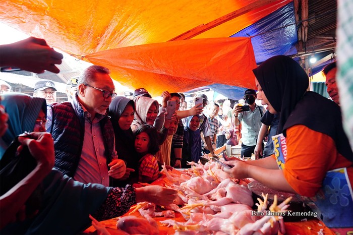 Menteri Perdagangan Zulkifli Hasan mengatakan harga barang kebutuhan pokok di Pasar Kalianda terpantau stabil, cenderung turun di bawah harga rata-rata nasional.