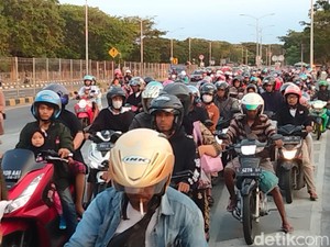 Pemotor Toron ke Madura Padati Suramadu