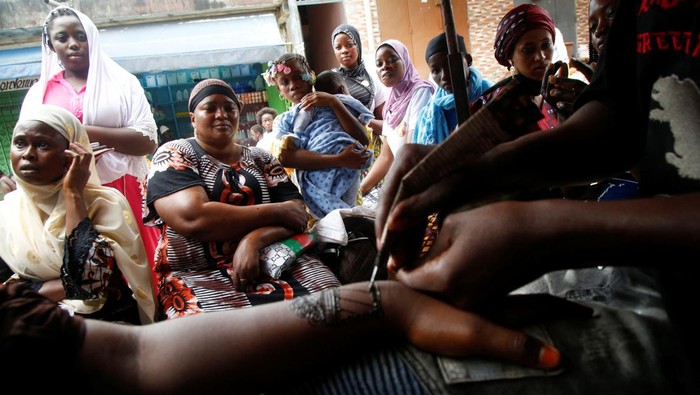 A Muslim woman shows her hands with henna tattoos a day ahead of Eid al-Adha, in Adjame, Abidjan, Ivory Coast June 27, 2023. REUTERS/Luc Gnago     TPX IMAGES OF THE DAY