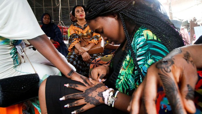 Tradisi Wanita Pantai Gading Rayakan Idul Adha dengan Tato Henna A Muslim woman shows her hands with henna tattoos a day ahead of Eid al-Adha, in Adjame, Abidjan, Ivory Coast June 27, 2023. REUTERS/Luc Gnago TPX IMAGES OF THE DAY