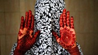 Selain untuk merias diri, henna dipercaya memiliki keberkahan, kesucian, dan keberuntungan.  
