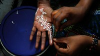 Mereka akan menghias tangan mereka dengan henna.  