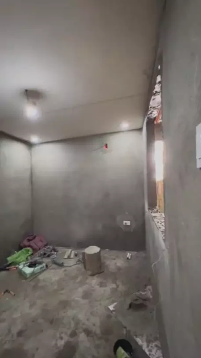 Video singkat tersebut menampilkan transformasi dari kondisi awal yang berupa sepetak tanah berbatu, kemudian perlahan menjadi dibangun. (Foto: TikTok/@yourkagudgurl)