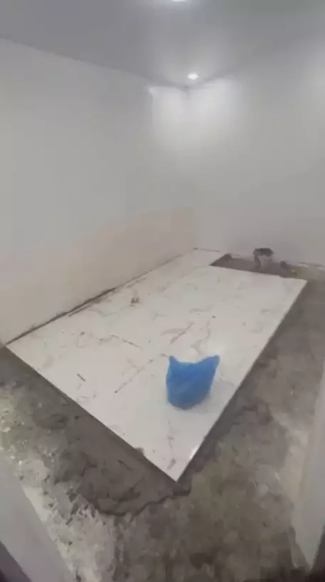 Keramik dengan corak menyerupai marmer menjadi pilihan sehingga menyumbangkan kesan mewah. (Foto: TikTok/@yourkagudgurl)