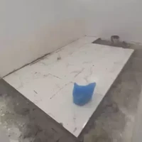 Keramik dengan corak menyerupai marmer menjadi pilihan sehingga menyumbangkan kesan mewah. (Foto: TikTok/@yourkagudgurl)