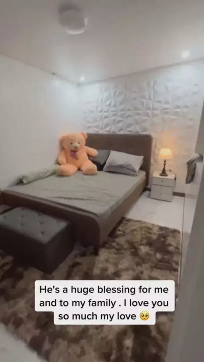 Begini penampakan akhir kamar setelah diisi dengan perabotan. Sekarang terlihat nyaman dan cozy dengan interior bernuansa coklat. (Foto: TikTok/@yourkagudgurl)