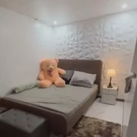 Begini penampakan akhir kamar setelah diisi dengan perabotan. Sekarang terlihat nyaman dan cozy dengan interior bernuansa coklat. (Foto: TikTok/@yourkagudgurl)