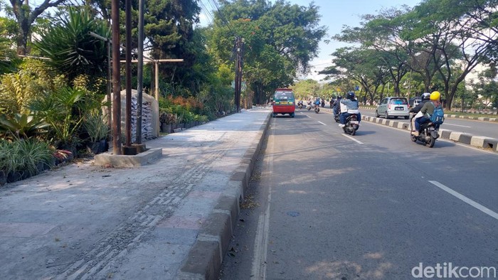 Trotoar yang sering jadi jalan ninja pengendara sepeda motor di dekat Bunderan Cibiru, Bandung.