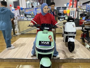 Cerita Tya Ariestya Pelihara Motor Listrik, Ngecas Cuma Rp 2.500