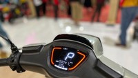 Nuansa modern juga banyak disematkan di skuter berharga Rp 15.320.000, mulai dari lampu LED di depan dan belakang, kemudian pada panel instrumennya sudah dibekali teknologi digital dengan negative display yang memudahkan pembacaan pada segala kondisi. Foto: Luthfi Anshori/detikOto