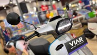 Secara tampilan, Viar EV1 memiliki desain eksterior modern minimalis. Lampu depannya berbentuk heksagonal dengan garis LED DRL di tengahnya. Foto: Luthfi Anshori/detikOto