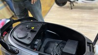 Menilik bagasi motor ini, terasa cukup luas dan cukup untuk membawa perlengkapan riding seperti jaket atau mantel hujan. Foto: Luthfi Anshori/detikOto