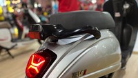 Secara performa, skuter ramah lingkungan ini menggunakan penggerak motor 1.000 watt dan ditopang battery graphene berdaya 72V 22, 3Ah, yang mampu menghasilkan kecepatan 50 km/jam serta dapat menempuh jarak hingga 70 km, sehingga aman dan nyaman untuk digunakan menemani beraktivitas. Foto: Luthfi Anshori/detikOto